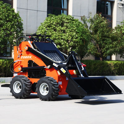 OEM Eficienza energetica piccolo Stand On Skid Steer attrezzature 2-4Mph velocità di viaggio