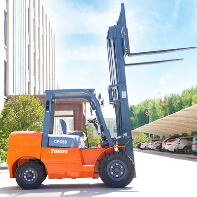 Carrello elevatore diesel con pneumatici pieni