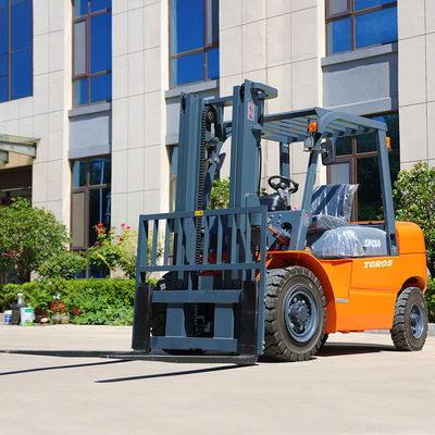 Carrello elevatore diesel con pneumatici pieni